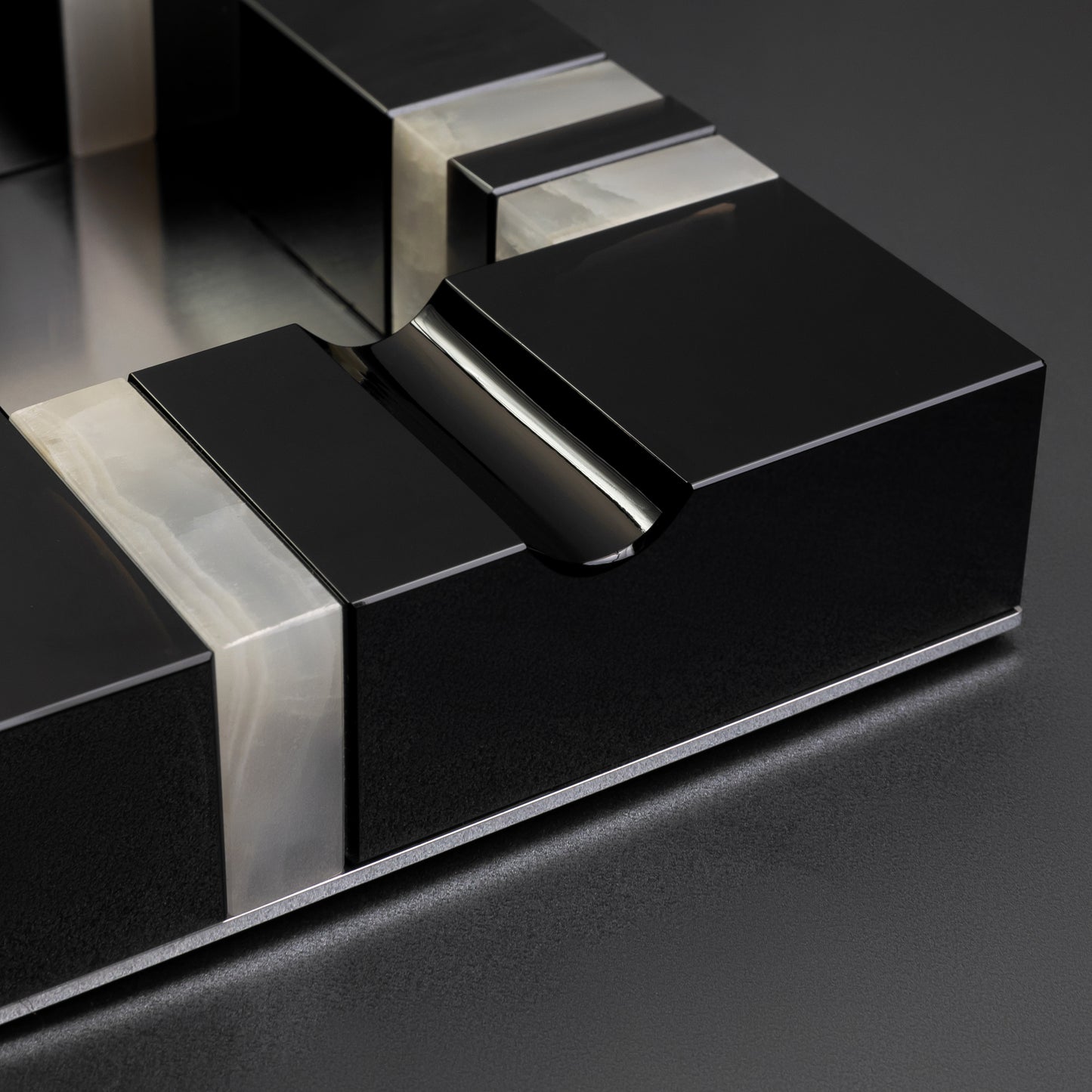 Ashtray by Vanakat: Black & White